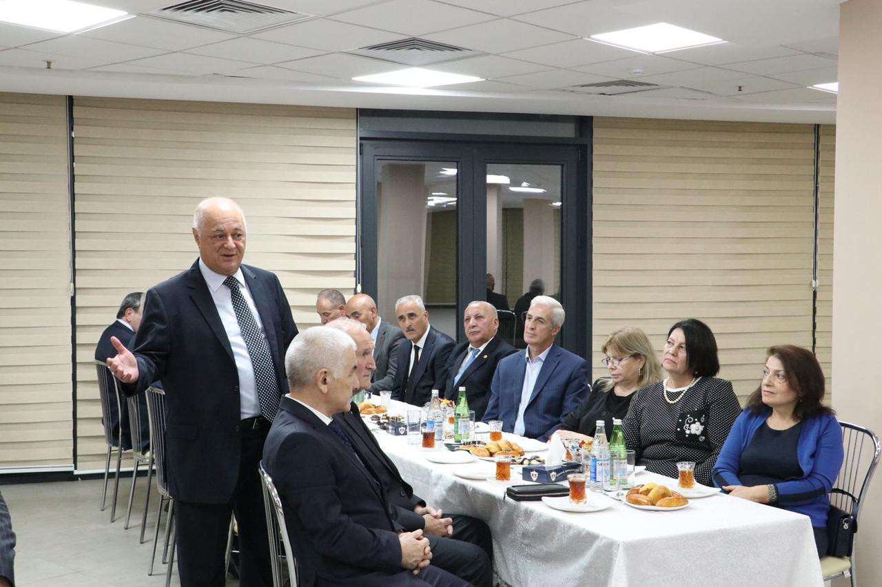 Kamran Əliyev prokurorluğun veteranları ilə görüşdü
