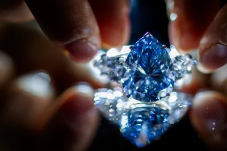 Dünyanın ən böyük  mavi almazı   40 il sonra  SATILDI