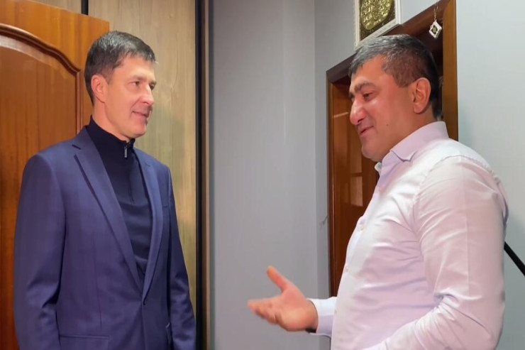 Azərbaycanlı dəhrə ilə  qadına hücum edəni   zərərsizləşdirdi -  VİDEO 