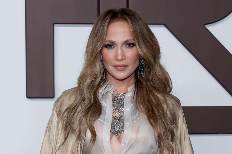 Cennifer Lopez xaç taxdığı üçün  tənqid edildi