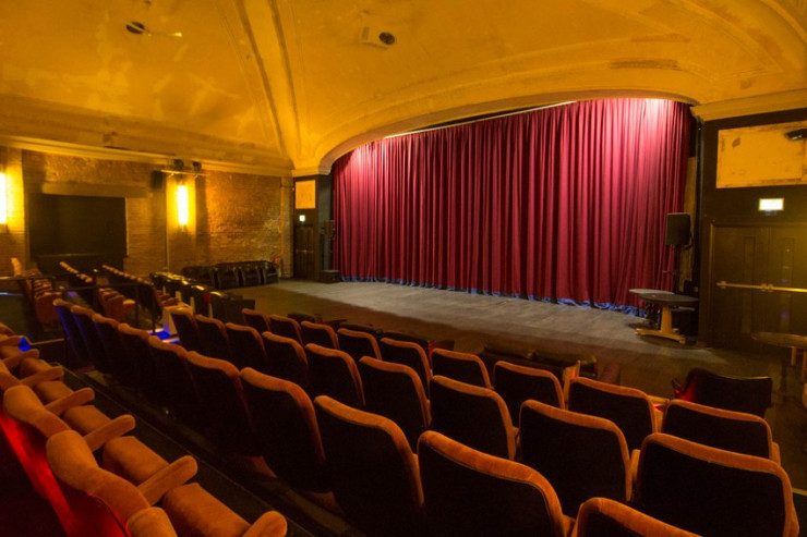 Dövlət dram teatrının rəhbəri məhkəməyə verildi 