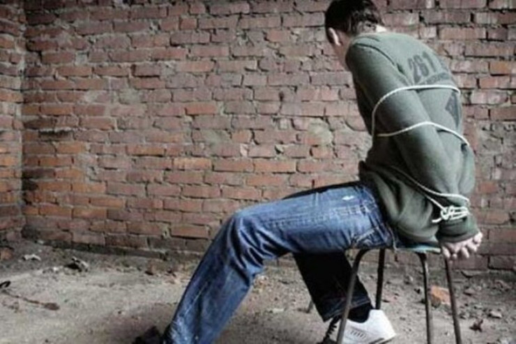 Biznesmeni   döyüb girov götürdülər