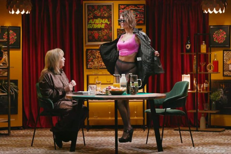 Məşhur teleaparıcı efirə  şalvarsız   çıxdı -  VİDEO  