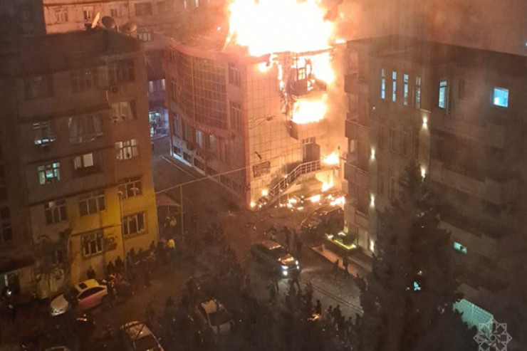 Bakıda ticarət mərkəzindəki yanğın söndürüldü - VİDEO  - YENİLƏNİB 