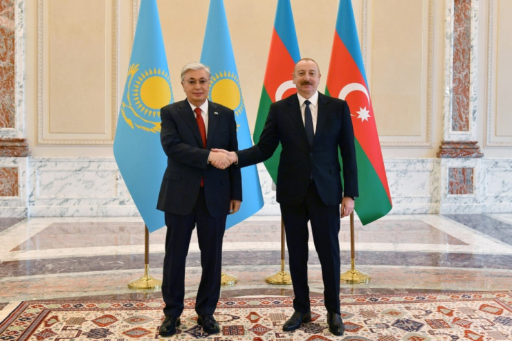 İlham Əliyev Qazaxıstan prezidenti ilə görüşüb