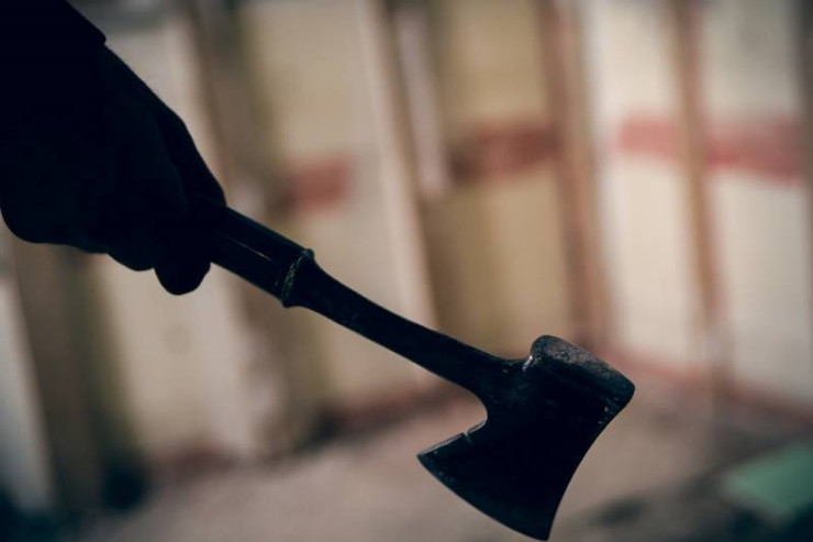 Sinif yoldaşını baltalayıb   meyitini çaya atdı 