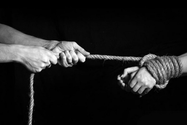 Azərbaycanda insan alverçisi olan qadına HÖKM OXUNDU 