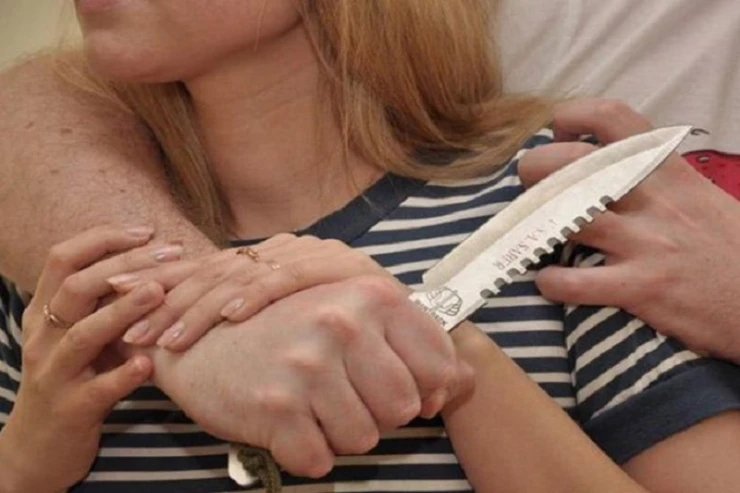 Gəncədə ŞOK CİNAYƏT:   "Instagram"a girən bacısının boğazını kəsdi - YENİLƏNİB 