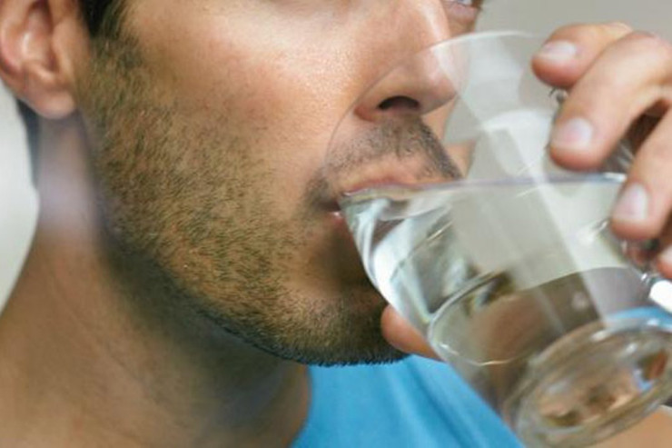 Yatmazdan əvvəl  su içmək   faydalıdır?