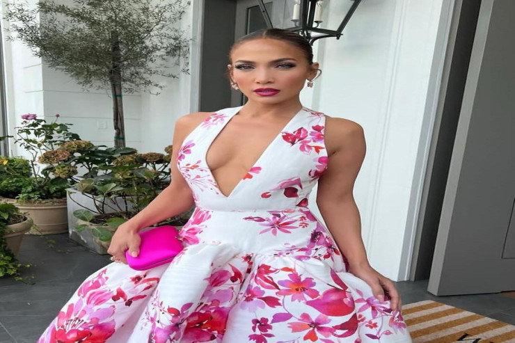 Cennifer Lopez  çiçəkli libasda 