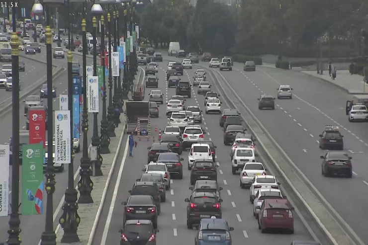 Əsas prospektlərin birində qəza oldu , yollar bağlandı