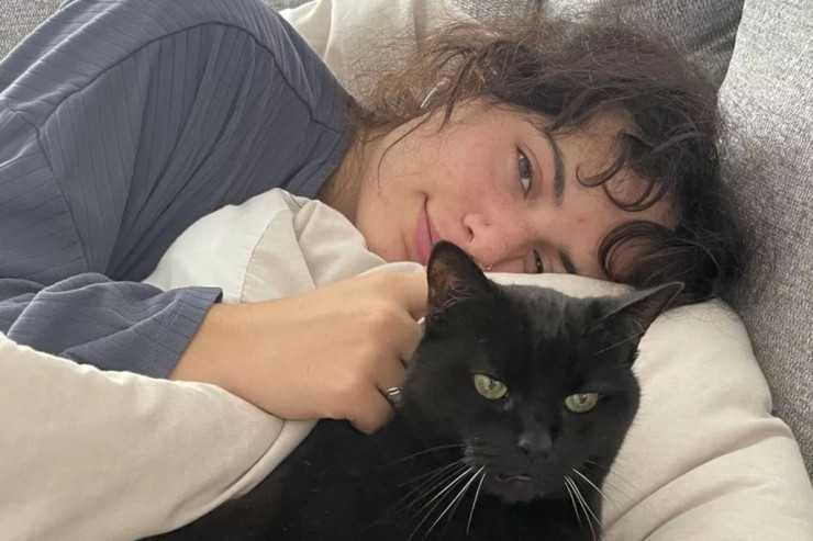 Bu qız gündə  20 saat   yatır