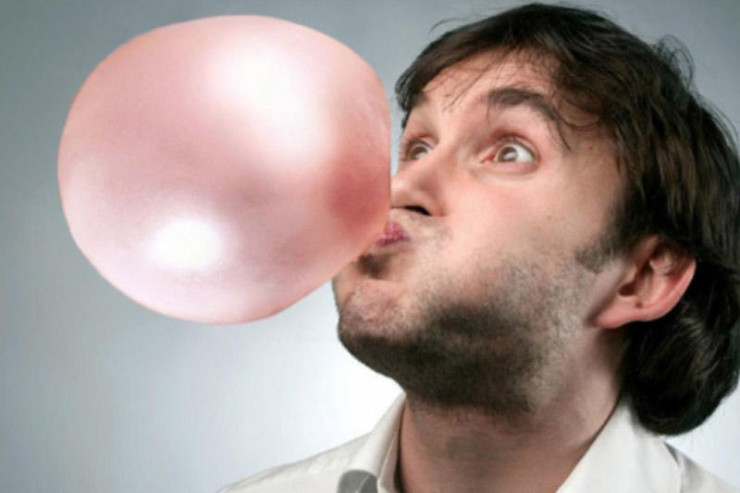 Saqqız çeynəmək  dişlərə   necə təsir edir?