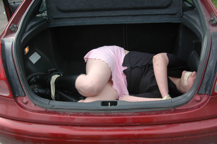 14 yaşlı qızı öldürüb anasının maşınında  gizlətdilər