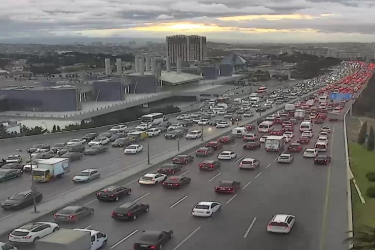 Bakının  bu yollarında   tıxac var - SİYAHI