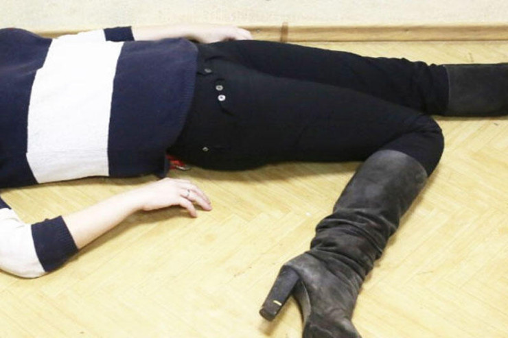 Sevgilisini pilləkəndən itələyib öldürdü 