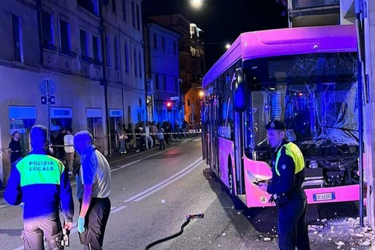 Avtobus binaya çırpıldı, 15 nəfər... 