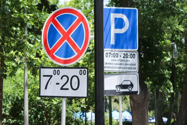 Dönək, dönməyək? – Bakının təzadlı YOL NİŞANLARI  