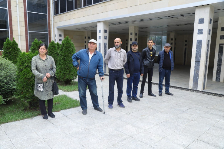 “Açıq mikrofon”: Şəhid anasının müraciəti evində dinlənildi