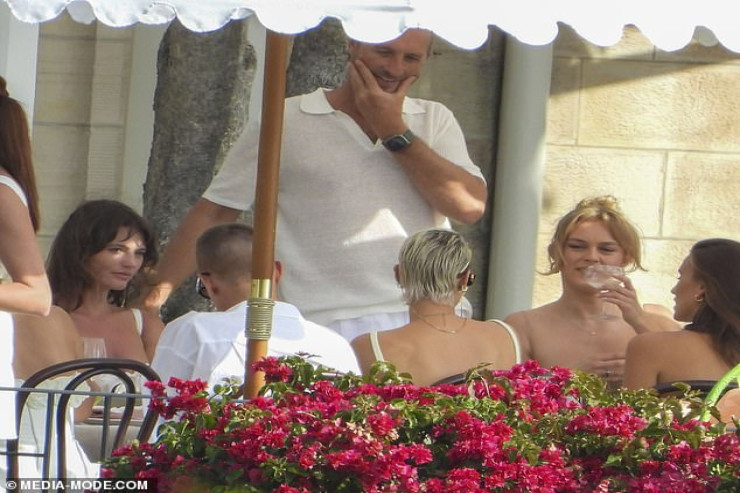 Milyarder sevgilisinə  iki lama   hədiyyə etdi