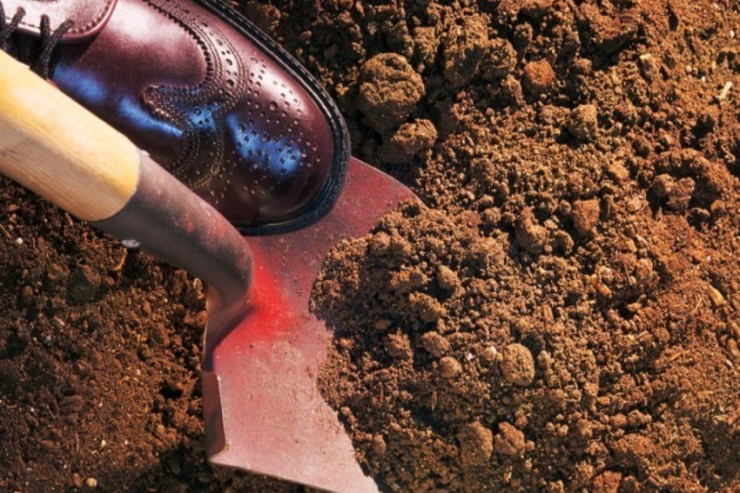 Anasının başını kəsib basdırdı 