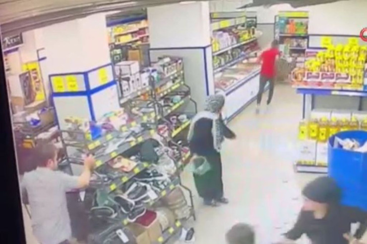 Sərxoş kişi marketdə satıcı bıçaqlayıb öldürdü - HADİSƏ ANI 
