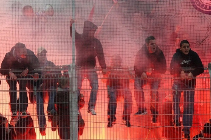 İtaliyada məğlub klubun azarkeşləri stadionu yandırdılar - VİDEO 