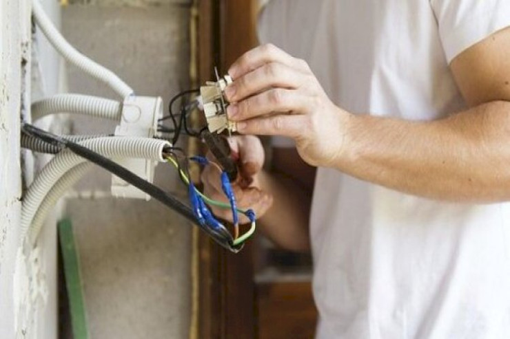 23 yaşlı oğlanı elektrik cərəyanı vurdu 