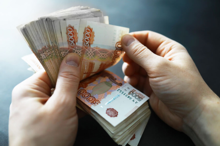 Biznesmen 6 milyon pulu zibil kimi atdı 
