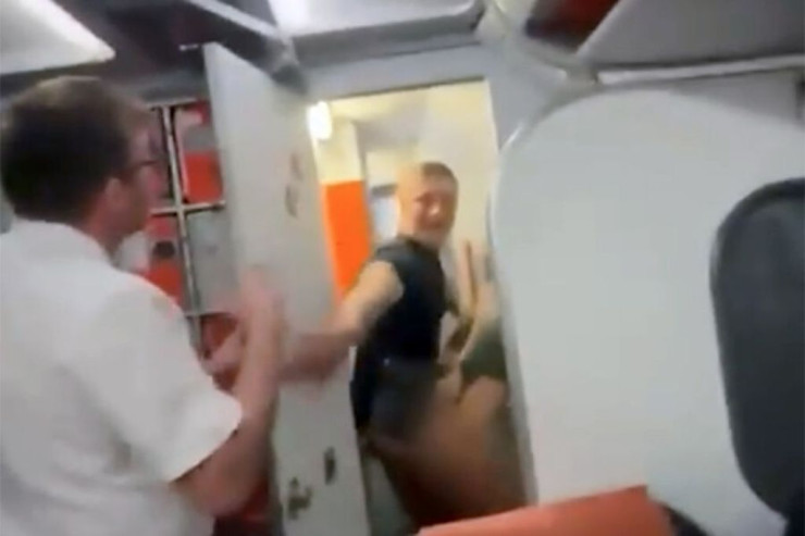 Təyyarənin tualetində  sevişəndə   yaxalandılar