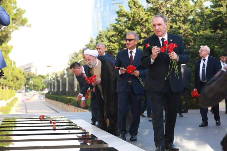 Xarici ölkələrin baş prokurorları Fəxri Xiyabanı və Şəhidlər Xiyabanını ziyarət edib