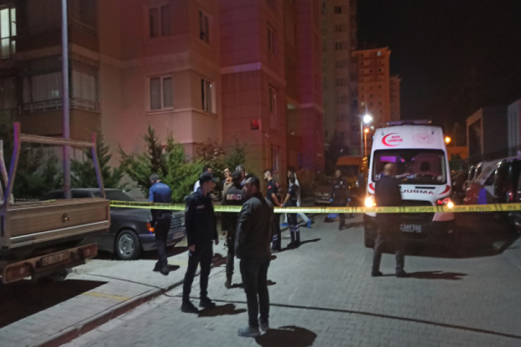 İki gənc qız  bir-birini qucaqlayıb   özlərini 15-ci mərtəbədən atdılar -  VİDEO 
