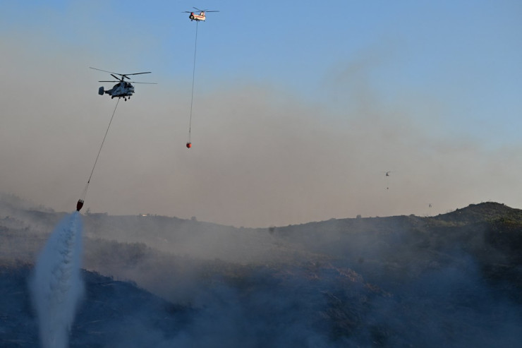 Meşə yanğınını söndürən helikopter qəzaya uğradı, üç nəfər... 