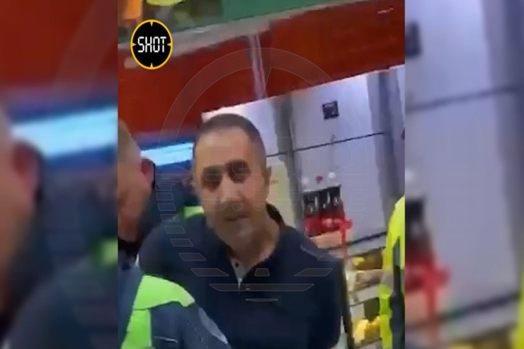 Kişi  arvadını doğradı,   20 maşını əzdi