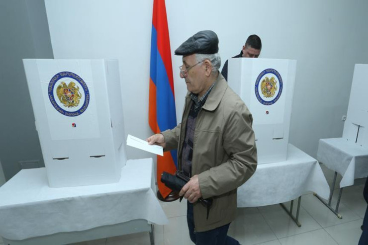 Qəbiristanlıqda qeydiyyatda olanlar səs verdilər  