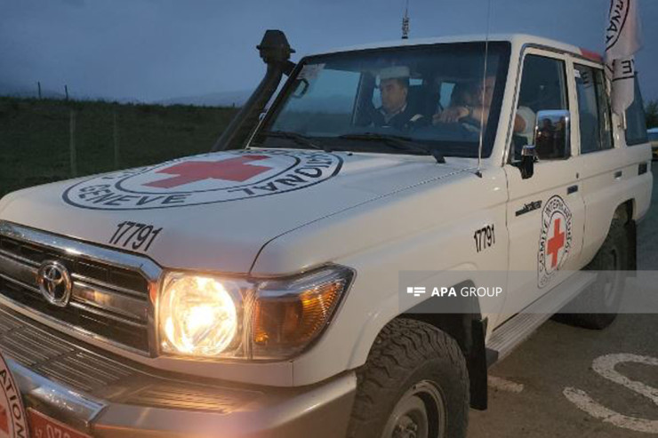 Humanitar yardım daşıyan avtomobillər Rusiya sülhməramlı kontingentinin postunu keçdi-FOTO -VİDEO -YENİLƏNİB 