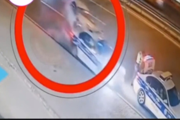 Bakıda “Toyota” DYP-nin maşınına çırpıldı, yol polisi ölümdən döndü - VİDEO 
