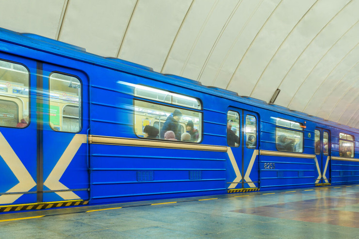 Hamilə qadın metro qatarının  altına düşdü 