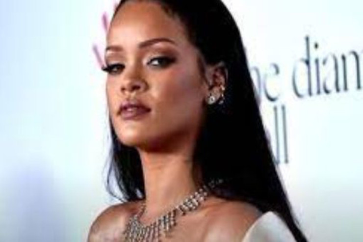 Rihanna ilk dəfə yeni doğulan oğlunu göstərdi-FOTO 