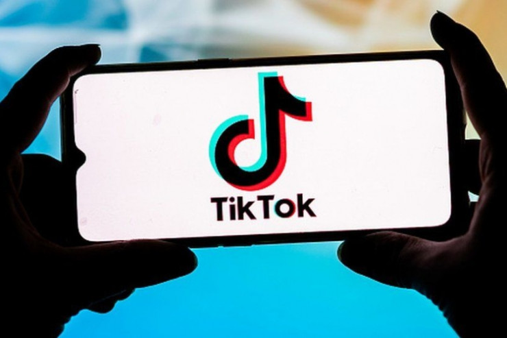 "TikTok"da qaş düzəldərkən göz çıxaran "HƏKİMLƏR":  "Onlara inanmayın"