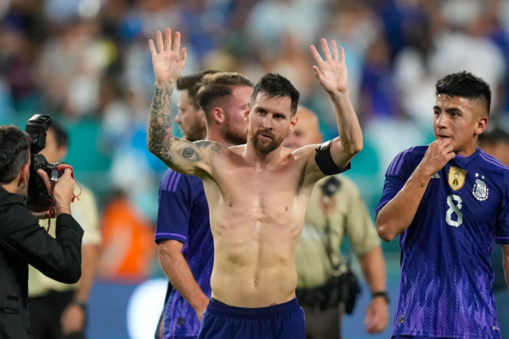 Messi əvəzləndi: Azarkeşlər tribunaları  tərk etdilər 