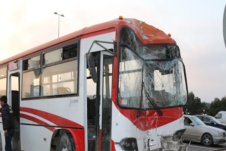 Bakıda avtobus "KaMAZ"a çırpıldı, ölən var  - YENİLƏNİB 