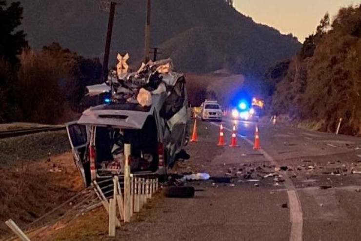 Bu ölkədə yük maşını aşdı, 7 əsgər öldü 