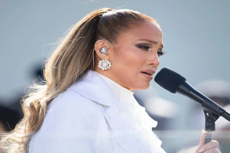 Cennifer Lopez  alt paltarında   poza verdi