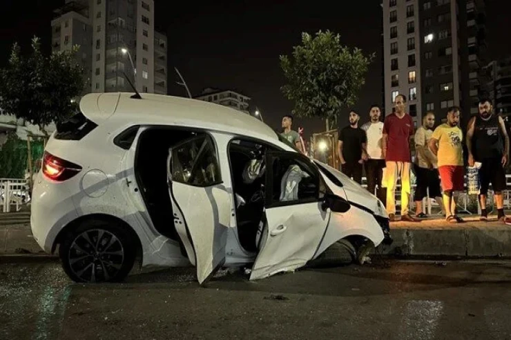Maşın səkiyə çıxdı, ölən və yaralananlar var 