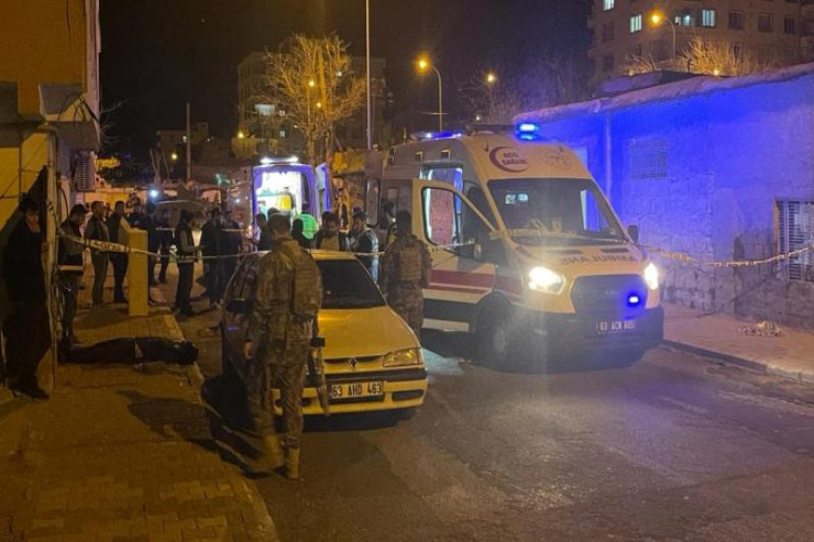 Küçədə atışma, qardaşlar güllələndi 