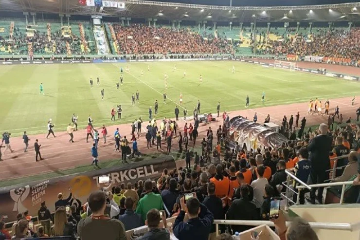 "Fənərbaxça" "Qalatasaray"la oyunda meydanı tərk etdi 