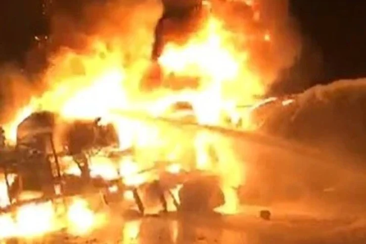 Yanacaq daşıyan maşın aşdı, alovlandı 