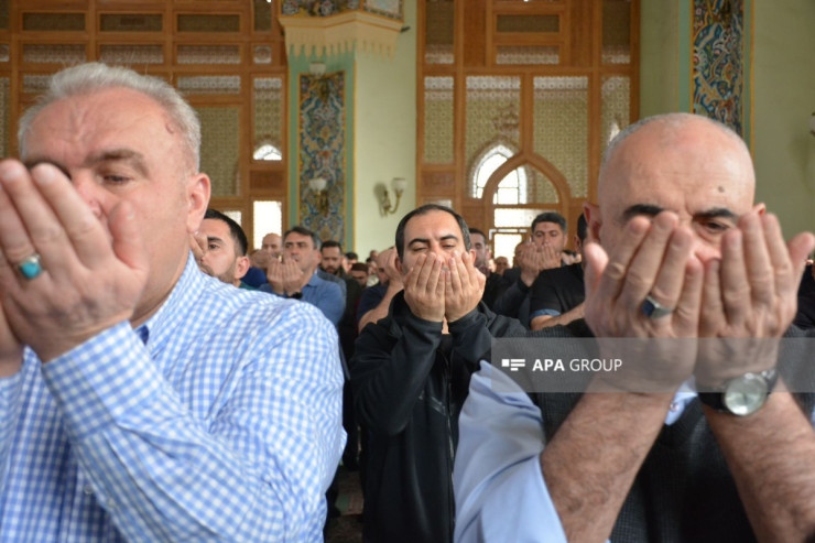 Azərbaycanda bayram namazı  qılınır