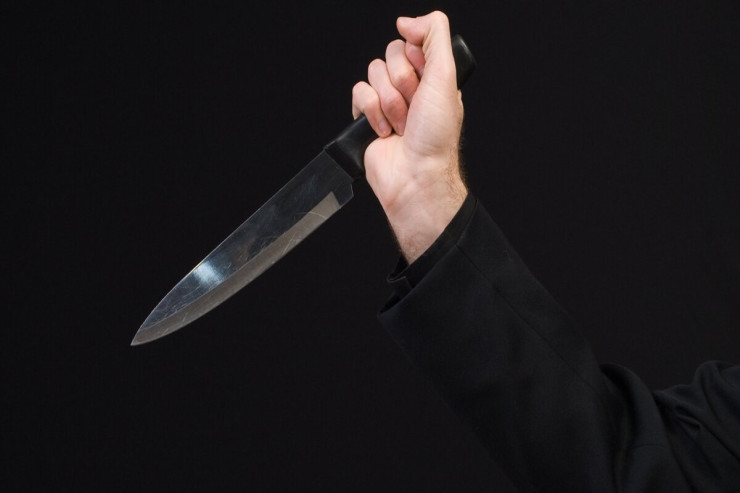 Keşiş kilsədən akkumulyator oğurlamaq istəyən gəncin əllərini kəsdi 